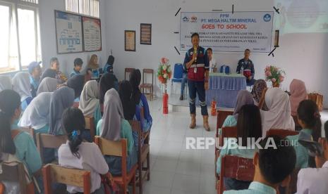 Manajemen PT Mega Haltim Mineral, perusahaan tambang nikel, menggelar pelatihan dan pengenalan dunia tambang kepada siswa SMA Negeri 4 Halmahera Timur, Maluku Utara, Rabu (5/2/2025). 