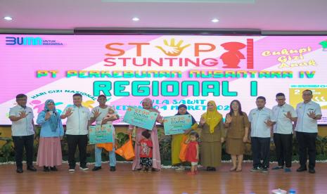 Manajemen PTPN IV Regional I memberikan bantuan paket makanan olahan untuk membantu pengentasan stunting di Sumatra Utara. Penyaluran bantuan dibarengi dengan sosialisasi pentingnya mengatasi stunting sejak dini.