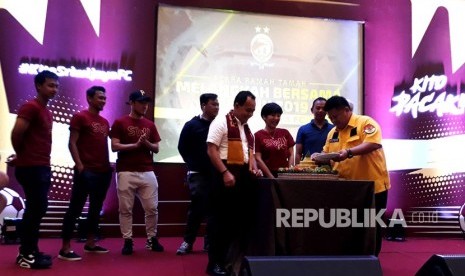 Manajemen Sriwijaya FC PT Sriwijaya Optimis Mandiri (SOM) bersama Digisport Asia meluncurkan aplikasi digital ‘Kito Sriwijaya,’ Rabu (19/12). Direktur Kompetisi PT Sriwijaya Optimis Mandiri (SOM) Augie Bunyamin memotong tumpeng dengan disaksikan Direktur Digisport Asia Fidesia Noor  dan Kepala Dinas Pemuda dan Olahraga Sumatera Selatan (Sumsel) Achmad Yusuf Wibowo.