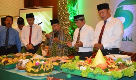 Manajemen Syariah Hotel Solo merayakan milad kelima, Senin (11/3).