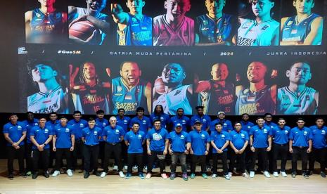 Manajemen, tim pelatih, dan para pemain Satria Muda Pertamina dalam peluncuran tim menuju kompetisi IBL 2024 di CGV Senayan, Jakarta, Senin (8/1/2024).