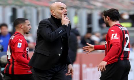 Pelatih AC Milan Stefano Pioli bereaksi selama pertandingan sepak bola Serie A Italia antara AC Milan dan Sampdoria di stadion Giuseppe Meazza di Milan, Italia, 13 Februari 2022.