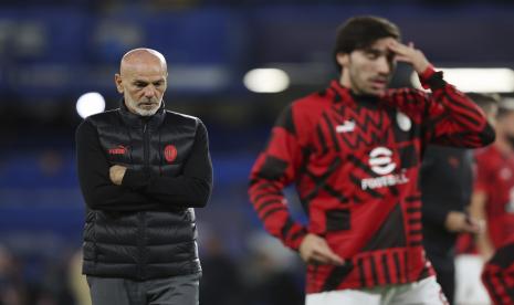  Manajer AC Milan Stefano Pioli berjalan sebelum dimulainya pertandingan sepak bola Grup E antara Chelsea FC dan AC Milan, di stadion Stamford Bridge, di London,Kamis (6/10/2022) dini hari WIB. 