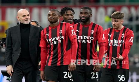  Manajer AC Milan Stefano Pioli (kiri) berbicara dengan pemain AC Milan Pierre Kalulu (kedua kiri) pada akhir pertandingan perempat final Piala Italia antara AC Milan dan Lazio di stadion San Siro, di Milan, Italia, Kamis (10/2/2022) dini hari WIB. 