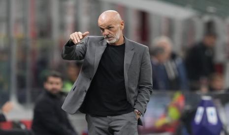 Manajer AC Milan Stefano Pioli memberikan instruksi selama pertandingan sepak bola Serie A antara AC Milan dan Spezia di stadion San Siro, di Milan, Italia, Sabtu, 5 November 2022. 