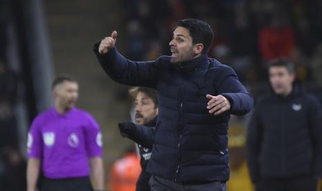 Pelatih Arsenal Mikel Arteta memberikan instruksi dari garis samping selama pertandingan sepak bola Liga Inggris antara Wolverhampton Wanderers dan Arsenal di Stadion Molineux di Wolverhampton, Inggris, Kamis, 10 Februari 2022.