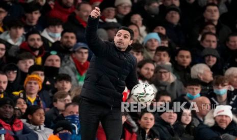  Manajer Arsenal Mikel Arteta memberikan instruksi kepada para pemainnya saat pertandingan leg kedua semifinal Piala Liga Inggris antara Arsenal dan Liverpool di Stadion Emirates di London, Jumat (21/1) dini hari WIB.