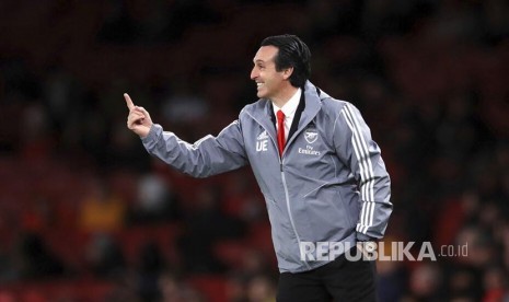 Manajer Arsenal Unai Emery  mengarahkan tim asuhannya di tepi lapangan pada laga Liga  Europa Grup  F antara Arsenal melawan Eintracht Frankfurt di Emirates Stadium,  London, Jumat, (29/11) dini hari.