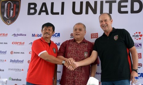 Manajer Bali United Yabes Tanuri (tengah).