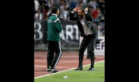 Manajer Besiktas, Slaven Bilic (kanan), memprotes asisten wasit saat menghadapi Arsenal di leg pertama babak playoff Liga Champions di Istanbul, Turki, Selasa (19/8). 