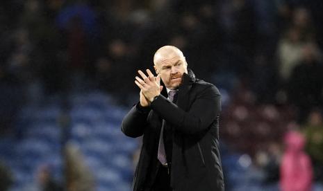 Mantan pelatih Burnley Sean Dyche memberikan tepuk tangan kepada para penggemar. Everton telah resmi menunjuk Sean Dyche sebagai pelatih baru dengan kontrak berdurasi dua setengah tahun hingga Juni 2025, Senin (30/1/2023).