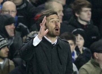 Manajer Chelsea, Andre Villas-Boas, memberikan instruksi dari pinggir lapangan saat skuatnya menghadapi Manchester United di laga Liga Primer Inggris di Stamford Bridge, London, Ahad (5/2). 