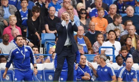 Manajer Chelsea, Jose Mourinho, bereaksi saat menyaksikan timnya menghadapi Crystal Palace dalam laga Liga Primer Inggris di Stadion Stamford Bridge, London, Sabtu (29/8). 