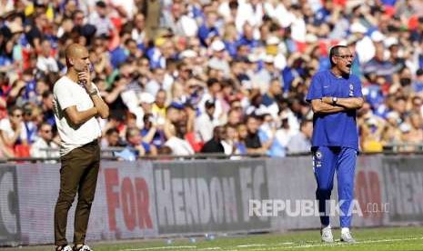 Manajer Chelsea Maurizio Sarri (kanan) dan manajer Manchester City Pep Guardiola dalam pertandingan Community Shield di Stadion Wembley, London.