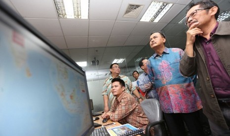 Manajer Data Informasi Sinar Mas Forestry Asep Karsidi, Duta Besar Indonesia untuk Singapura I Gede Ngurah Swajaya, dan Direktur Asia Pulp & Paper (APP) Sinar Mas Suhendra Wiriadinata, dan Direktur Kerjasama Fungsional ASEAN Kementrian Luar Negeri George L