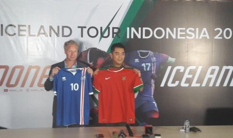 Manajer Direktur Media Pro Asia Lars Heidenreich (kiri) bersama Deputi Sekjen PSSI Marsal Mashita saat konfrensi pers laga persahabatan Indonesia menjamu Islandia.