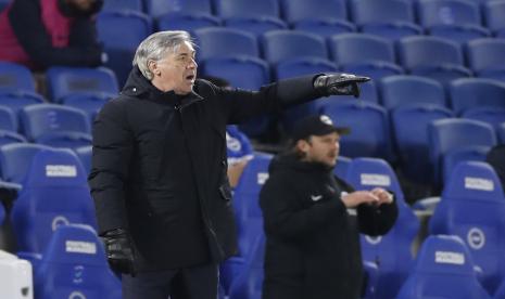 Manajer Everton Carlo Ancelotti memberi isyarat selama pertandingan sepak bola Liga Premier Inggris antara Brighton dan Everton di Stadion Falmer di Brighton, Inggris, Senin, 12 April 2021.