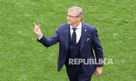 Manajer Finlandia Markku Kanerva memberi isyarat setelah pertandingan grup B kejuaraan sepak bola Euro 2020 antara Rusia dan Finlandia di stadion arena Gazprom di St. Petersburg, Rusia, Rabu (16/6)..