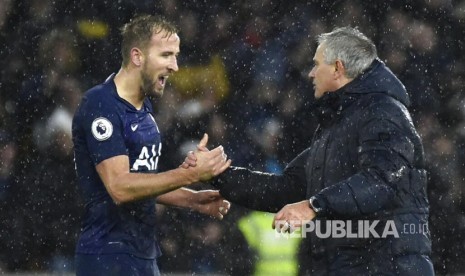 Pelatih Tottenham Hotspur Jose Mourinho (kanan) menyalami Harry Kane.