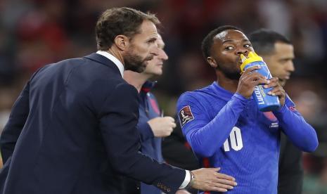 Manajer Inggris Gareth Southgate berbicara dengan Raheem Sterling selama pertandingan sepak bola kualifikasi grup I Piala Dunia 2022 antara Hongaria dan Inggris di stadion Ferenc Puskas di Budapest, Hongaria, Kamis, 2 September 2021.