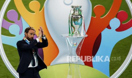 Pelatih Inggris Gareth Southgate berjalan melewati trofi setelah mengambil medali runner-up usai final Euro 2020 antara Italia dan Inggris di London, Inggris, Senin (12/7) dini hari WIB.