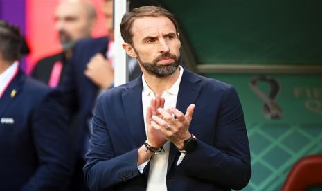 Manajer Inggris Gareth Southgate bertepuk tangan sebelum pertandingan sepak bola grup B Piala Dunia FIFA 2022 antara Inggris dan Iran di Khalifa International Stadium di Doha, Qatar,  Senin, 21 November 2022.