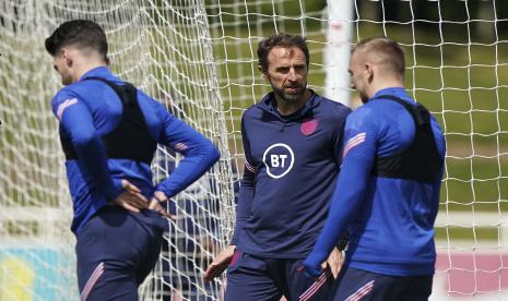 Manajer Inggris Gareth Southgate, tengah, berbicara kepada para pemainnya selama sesi latihan di St George