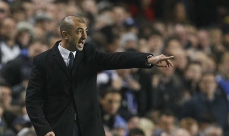  Manajer interim Chelsea Roberto Di Matteo saat mengarahkan pemainnya di Stamford Bridge, London, Kamis (19/4/2012). (AP Photo/Kirsty Wigglesworth)