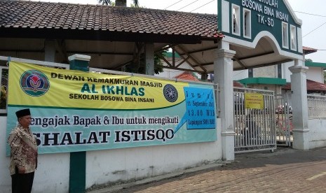 Manajer Islamic Studies Sekolah Bosowa Bina Insani (SBBI) Ustadz M Sudrajat berdiri di depan spanduk shalat istisqa yang akan digelar Jumat (11/9) ba'da Jumat. 