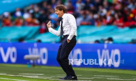 Pelatih timnas Italia Roberto Mancini memberi isyarat saat pertandingan semifinal kejuaraan sepak bola Euro 2020 antara Italia dan Spanyol di Stadion Wembley di London, Inggris, Rabu (7/7) dini hari WIB.