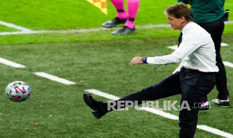 Pelatih timnas Italia Roberto Mancini menendang bola saat semifinal kejuaraan sepak bola Euro 2020 antara Italia dan Spanyol di Stadion Wembley di London, Inggris, Rabu (7/7) dini hari WIB.