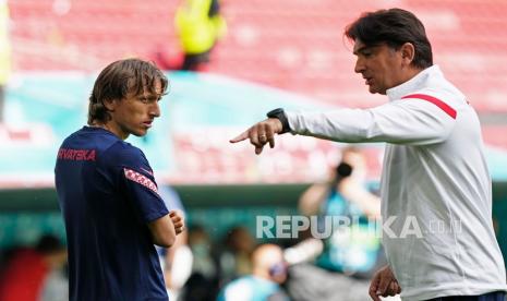 Manajer Kroasia Zlatko Dalic, kanan, berbicara dengan pemain Kroasia Luka Modric selama sesi latihan tim di stadion Parken di Kopenhagen, Denmark, Ahad (27/6) sehari sebelum pertandingan babak 16 besar kejuaraan sepak bola Euro 2020 antara Kroasia dan Spanyol. 