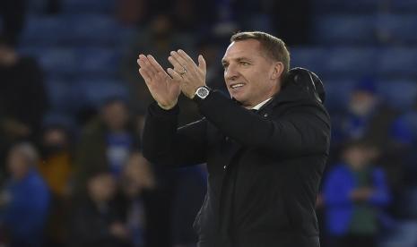 Pelatih Leicester City, Brendan Rodgers, bertepuk tangan di akhir pertandingan.