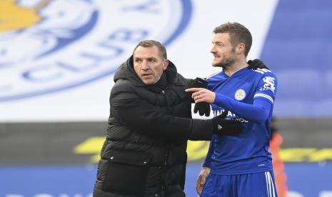 Manajer Leicester Brendan Rodgers, kiri, merayakan dengan Jamie Vardy dari Leicester pertandingan sepak bola Liga Premier Inggris antara Leicester City dan Liverpool di Stadion King Power di Leicester, Inggris, Sabtu, 13 Februari 2021. 