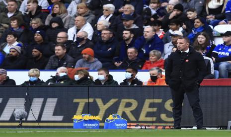 Manajer Leicester Brendan Rodgers melihat keluar selama pertandingan sepak bola Liga Premier Inggris antara Leicester City dan Chelsea di Stadion King Power, di Leicester, Inggris, Sabtu, 20 November 2021.