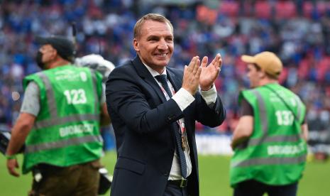 Manajer Leicester Brendan Rodgers merayakan kemenangan setelah memenangkan pertandingan sepak bola FA Community Shield antara Leicester City dan Manchester City di stadion Wembley di London, Inggris, 07 Agustus 2021.