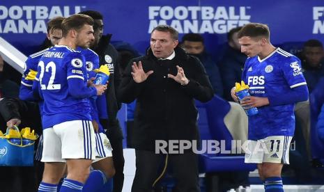  Manajer Leicester Brendan Rodgers (tengah) berbicara kepada para pemain saat pertandingan sepak bola Liga Inggris antara Leicester City dan Tottenham Hotspur di stadion King Power di Leicester, Inggris, Kamis (20/1/2022) dini hari WIB.