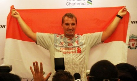 Manajer Liverpool Brendan Rodgers mengangkat bendera Indonesia saat konferensi pers di Jakarta, Kamis (18/7).    (Republika/ Yasin Habibi)