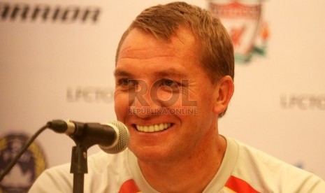  Manajer Liverpool Brendan Rodgers menjawab pertanyaan wartawan saat konferensi pers di Jakarta, Kamis (18/7).    (Republika/ Yasin Habibi)