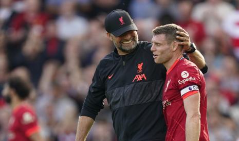 Manajer Liverpool Juergen Klopp (kiri) dan James Milner (kanan) usai pertandingan sepak bola Liga Inggris antara Liverpool FC dan Crystal Palace di Liverpool, Inggris, 18 September 2021. 