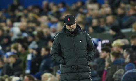 Pelatih Liverpool Juergen Klopp berjalan di sisi lapangan selama pertandingan sepak bola Liga Primer Inggris kontra Leicester City. Liverpool ditekuk Leicester 0-1.