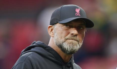 Pelatih Liverpool Juergen Klopp berjalan sebelum dimulainya pertandingan sepak bola Liga Inggris antara Manchester United dan Liverpool di Stadion Old Trafford, di Manchester, Inggris, Selasa (23/8/2022) dini hari WIB.