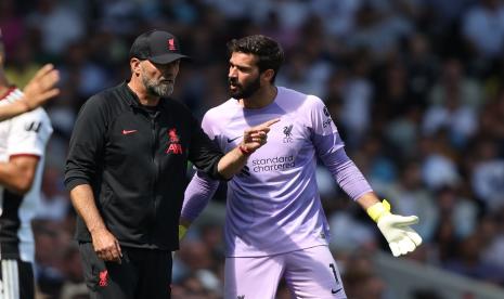  Manajer Liverpool Jurgen Klopp, kiri, berbicara dengan penjaga gawang Liverpool Alisson selama pertandingan sepak bola Liga Inggris antara Fulham dan Liverpool di stadion Craven Cottage di London, Sabtu, 6 Agustus 2022.