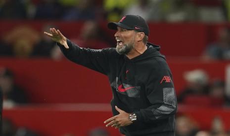 Pelatih Liverpool Juergen Klopp memberi isyarat saat pertandingan sepak bola Liga Primer Inggris antara Manchester United dan Liverpool di Stadion Old Trafford, di Manchester, Inggris, Selasa (23/8/2022) dini hari WIB.