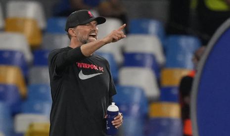  Manajer Liverpool Jurgen Klopp memberi isyarat selama pertandingan sepak bola grup A Liga Champions antara Napoli dan Liverpool di stadion Diego Armando Maradona di Naples, Italia,Kamis (8/9) dini hari WIB.