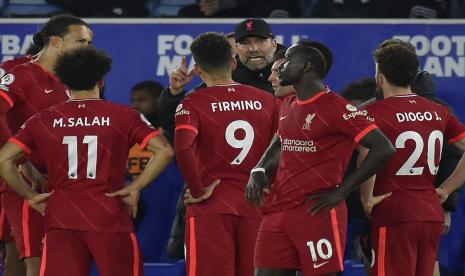 Manajer Liverpool Jurgen Klopp memberikan instruksi kepada para pemainnya selama pertandingan sepak bola Liga Inggris antara Leicester City dan Liverpool di Stadion King Power di Leicester, Inggris, Selasa, 28 Desember 2021.