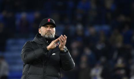 Manajer Liverpool Jurgen Klopp memberikan tepuk tangan kepada para penggemar di akhir pertandingan sepak bola Liga Premier Inggris antara Leicester City dan Liverpool di Stadion King Power di Leicester, Inggris, Selasa, 28 Desember 2021.