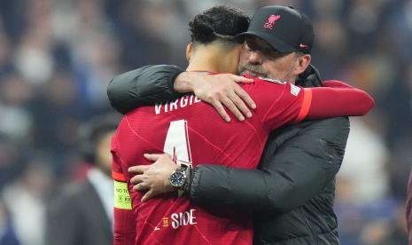 Manajer Liverpool Jurgen Klopp memeluk pemain Liverpool Virgil van Dijk. 