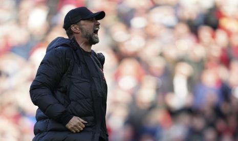 Manajer Liverpool Jurgen Klopp merayakan setelah pertandingan sepak bola Liga Inggris antara Liverpool dan Everton di stadion Anfield di Liverpool, Inggris, Ahad, 24 April 2022.