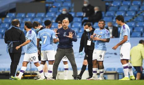 Manajer Manchester City memberikan instruksi kepada para pemain dalam lanjutan Liga Primer Inggris antara City melawan Arsenal di Manchester, Inggris, Rabu (17/6).